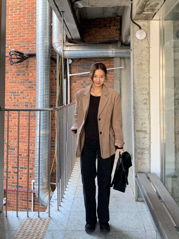 Thời tiết này mặc áo blazer là đẹp nhất: 5 công thức muốn áp dụng suốt Tết không chán- Ảnh 4.