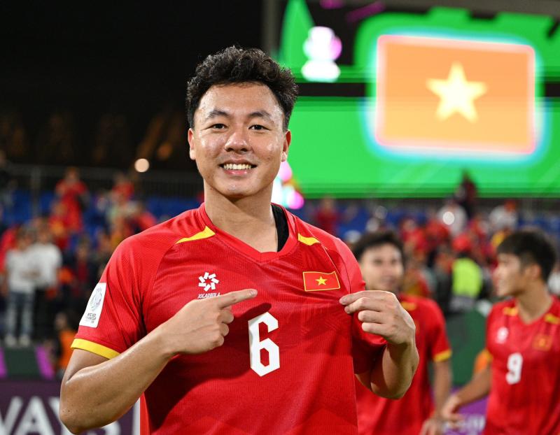 Tuyển thủ U23 Việt Nam chấn thương, rời sân bằng cáng ngay khi về từ U23 châu Á, các đồng đội lo lắng hỏi thăm- Ảnh 3.