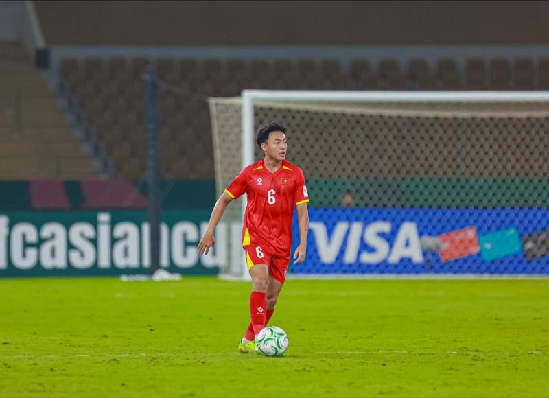 Tuyển thủ U23 Việt Nam chấn thương, rời sân bằng cáng ngay khi về từ U23 châu Á, các đồng đội lo lắng hỏi thăm- Ảnh 4.