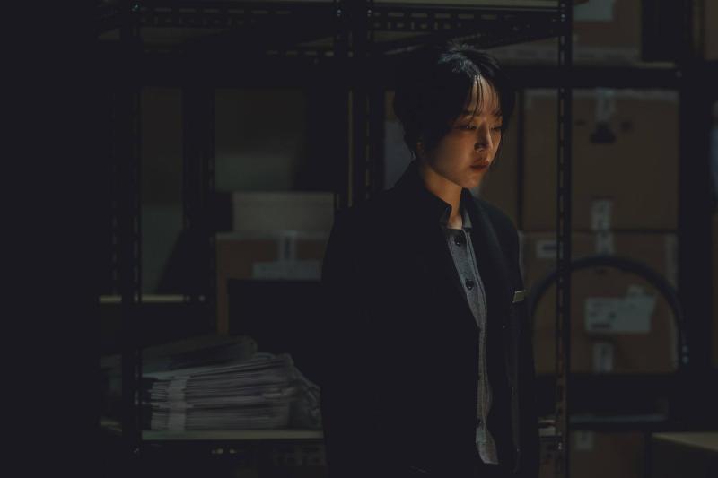 The Art of Sarah: Ván cờ danh tính cao tay của Shin Hye Sun, lừa người xem đến tận phút cuối- Ảnh 3. The Art of Sarah: Ván cờ danh tính cao tay của Shin Hye Sun, lừa người xem đến tận phút cuối- Ảnh 3.