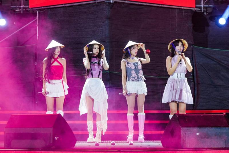 Sự hết thời của nhóm nữ đỉnh lưu: Concert ế vé, fan chi 6 triệu chỉ để nghe hát nhép?- Ảnh 11. Sự hết thời của nhóm nữ đỉnh lưu: Concert ế vé, fan chi 6 triệu chỉ để nghe hát nhép?- Ảnh 11.