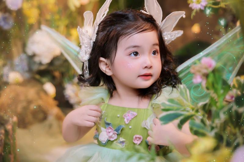 Không thể rời mắt khỏi Lisa nhà Khánh Thi-Phan Hiển lần đầu diễn sân khấu, xinh yêu quá mức, khí chất chuẩn 