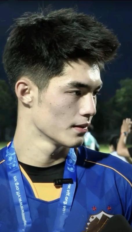 Thủ môn hotboy Trần Trung Kiên khoe visual nét căng, lấy lại phong độ “nam thần” sau khi sụt 7kg- Ảnh 1.