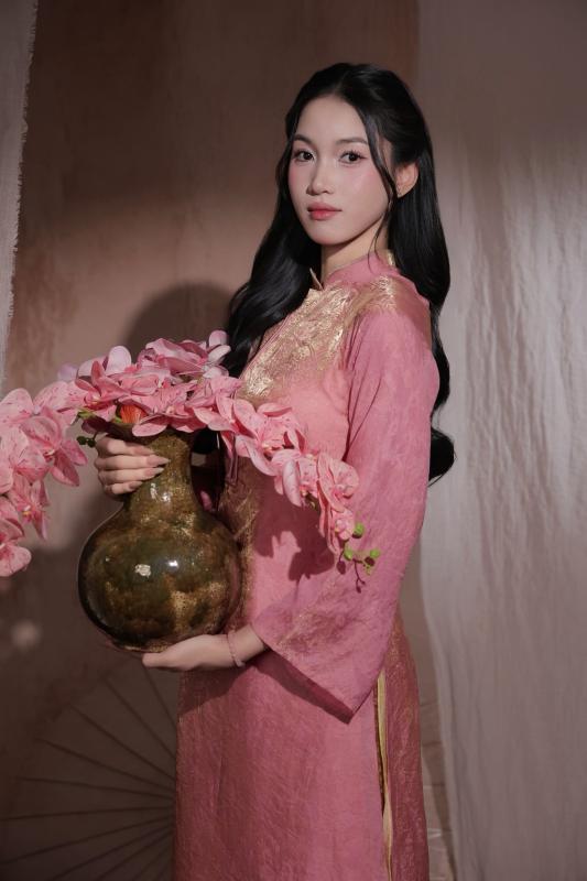 Hoa khôi bóng chuyền Nguyễn Thị Phương hoá nàng thơ, diện áo dài xinh đẹp dịu dàng đón Tết- Ảnh 1.