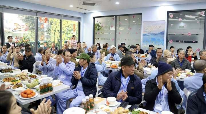 Tết ở viện, bệnh nhân ung thư rưng rưng khi bác sĩ cắm cành đào nhỏ- Ảnh 2.