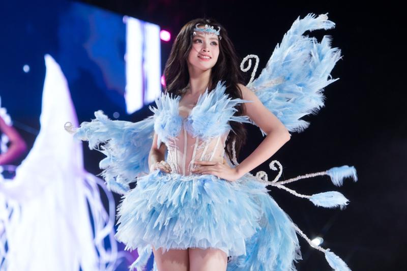 Fan concert Hòa Minzy hóa sân khấu Victoria's Secret: Tiểu Vy đẹp như tiên tử, Thanh Thủy và cả dàn hậu 