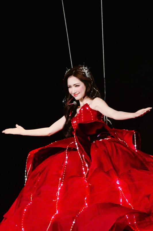 Hoà Minzy xin lỗi- Ảnh 1.
