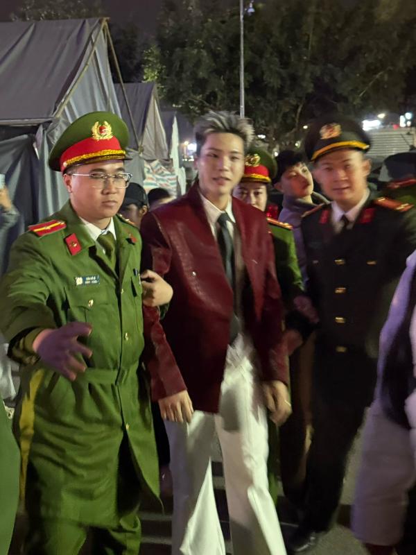 Việt Nam có ca sĩ gây bão sự kiện văn hóa - nghệ thuật quốc tế: Visual giọng hát miễn chê, làm gì cũng viral rần rần- Ảnh 4.