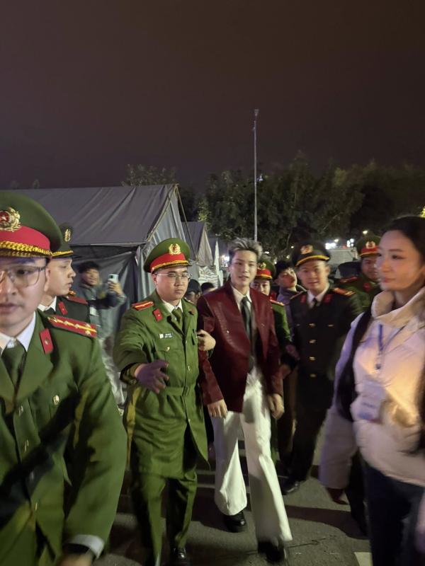 "Quân A.P bị áp giải" - chuyện gì đang xảy ra mà viral khắp MXH?- Ảnh 4.
