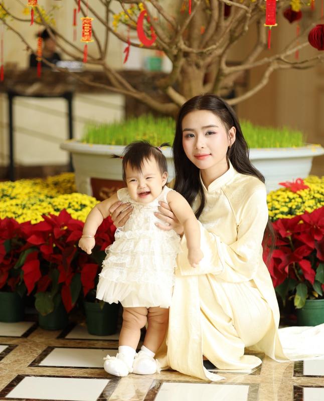 "Nam thần" U23 Việt Nam Thanh Nhàn diện áo dài, khoe visual sáng bừng trong bộ ảnh Tết cùng vợ đẹp con xinh- Ảnh 7.