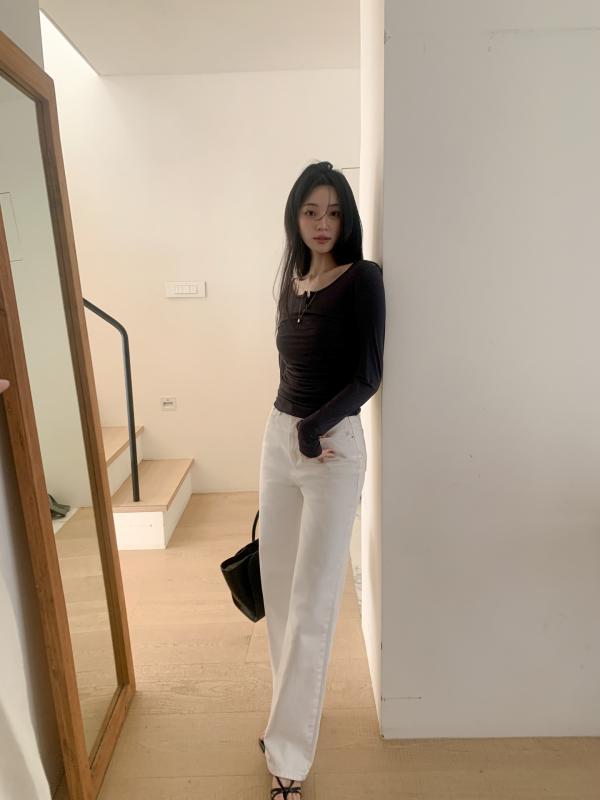 Trang phục màu trắng đang 