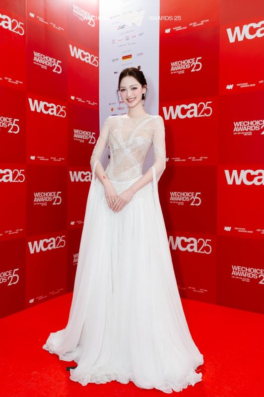 Tìm ra chủ nhân của outfit số 1 WeChoice 2025: Dàn sao nghĩ gì về đề bài mở, dresscode không màu sắc đầy 