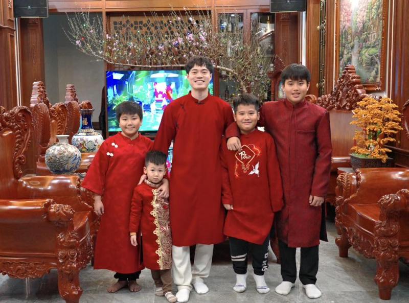 Dụi mắt không nhận ra Văn Toàn, rời sân cỏ là 