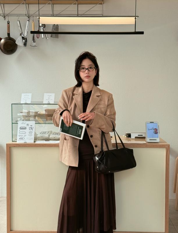 4 công thức trang phục màu trung tính dành cho phụ nữ ngoài 40 tuổi thích lên đồ đơn giản- Ảnh 1.