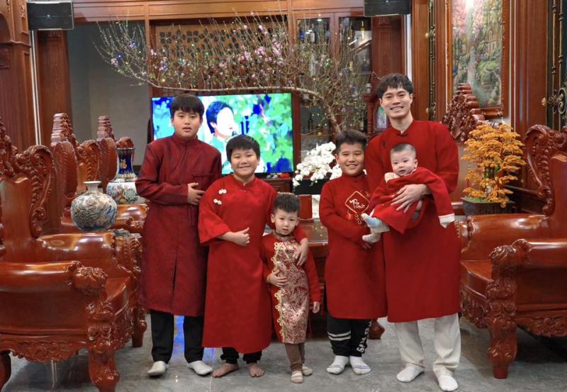 Hot lại ảnh Văn Toàn bẽn lẽn bên 2 Á hậu, bảo sao vẫn độc thân, mong tết đừng ai hỏi bao giờ lấy vợ- Ảnh 5.