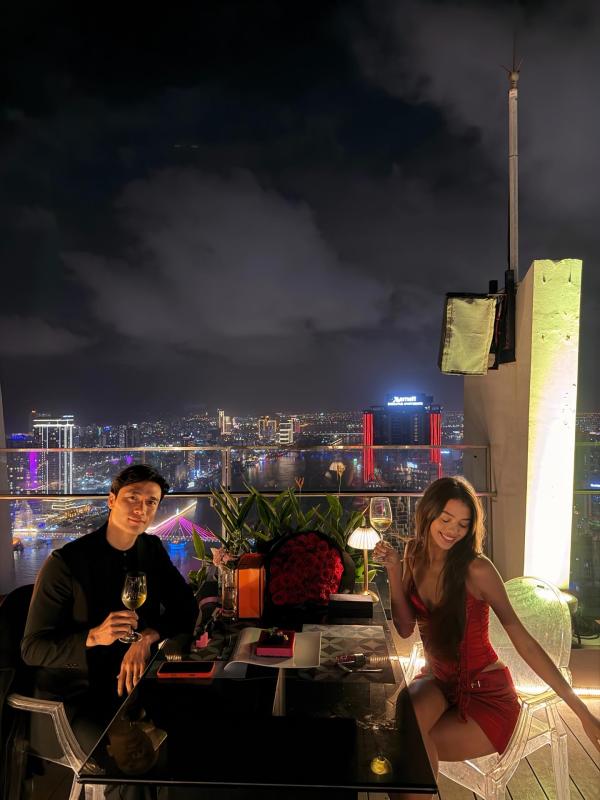 Luôn là cặp đôi lãng mạn nhất, thủ môn Bùi Tiến Dũng khiến vợ mẫu Tây xúc động vì món quà Valentine- Ảnh 1.