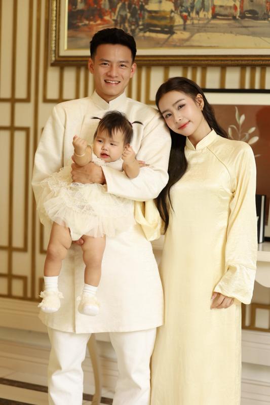 "Nam thần" U23 Việt Nam Thanh Nhàn diện áo dài, khoe visual sáng bừng trong bộ ảnh Tết cùng vợ đẹp con xinh- Ảnh 1.