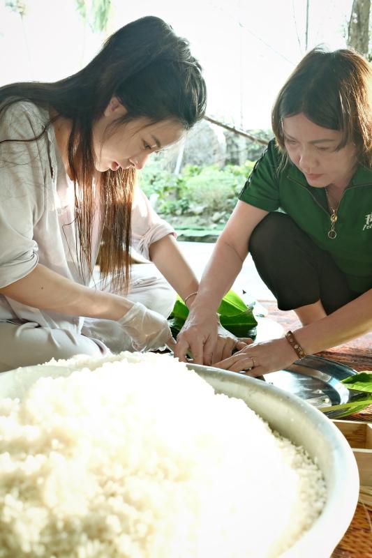 Võ Nhật Linh đảm đang gói bánh chưng, gửi trọn yêu thương cho Phan Văn Đức khi phải thi đấu xa nhà ngày Tết- Ảnh 4.