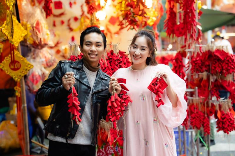 Khánh Thi khoe nhan sắc mẹ 3 con rạng rỡ trong bộ ảnh cực tình bên Phan Hiển đón Tết ở Hà Nội- Ảnh 7.