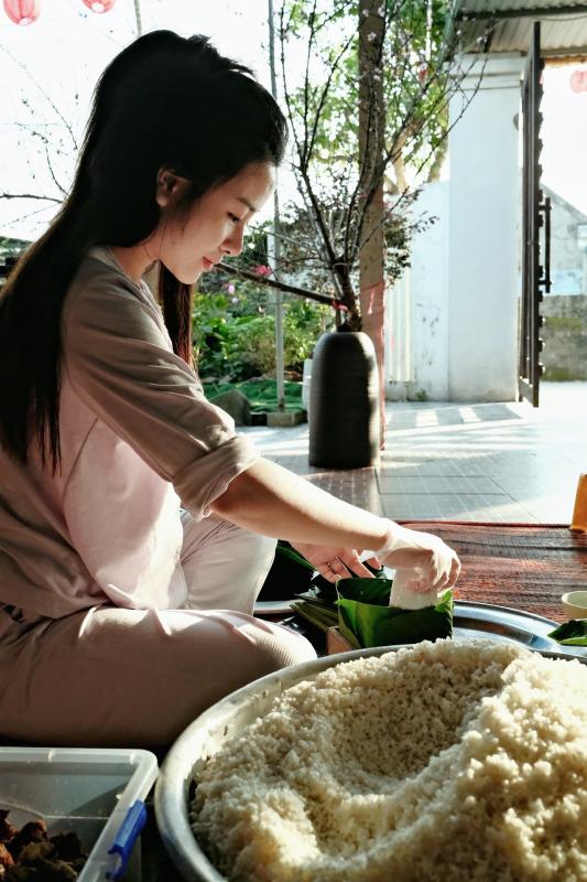 Võ Nhật Linh đảm đang gói bánh chưng, gửi trọn yêu thương cho Phan Văn Đức khi phải thi đấu xa nhà ngày Tết- Ảnh 2.