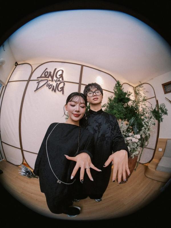 Rapper Vbiz tung trọn bộ ảnh đám hỏi độc lạ bên bạn gái quản lý- Ảnh 4.