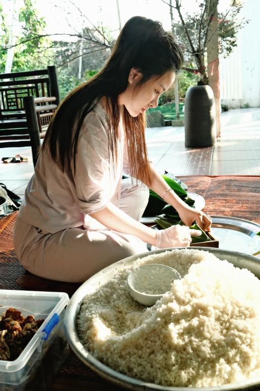 Võ Nhật Linh đảm đang gói bánh chưng, gửi trọn yêu thương cho Phan Văn Đức khi phải thi đấu xa nhà ngày Tết- Ảnh 1.