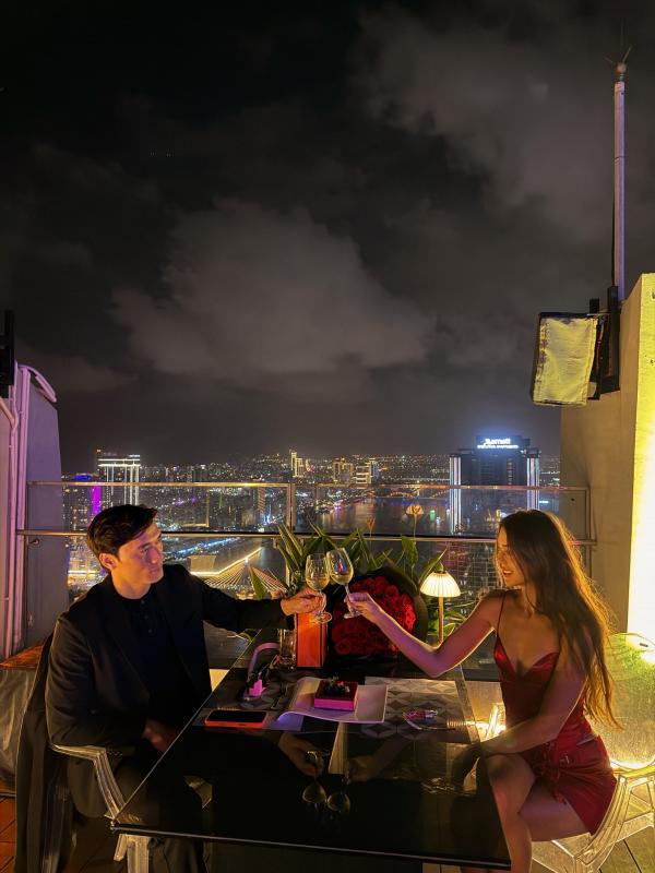 Luôn là cặp đôi lãng mạn nhất, thủ môn Bùi Tiến Dũng khiến vợ mẫu Tây xúc động vì món quà Valentine- Ảnh 10.