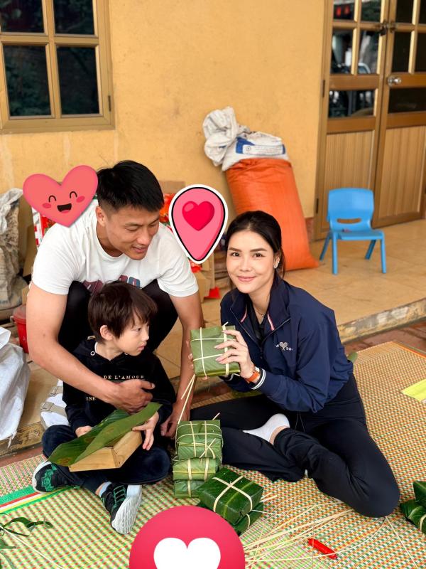 Mạc Hồng Quân - Kỳ Hân về quê gói bánh chưng rộn ràng, nhìn là thấy Tết: Nàng WAG mặt mộc vẫn chiếm 