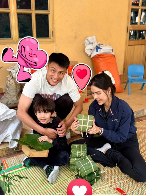 Mạc Hồng Quân - Kỳ Hân về quê gói bánh chưng rộn ràng, nhìn là thấy Tết: Nàng WAG mặt mộc vẫn chiếm 