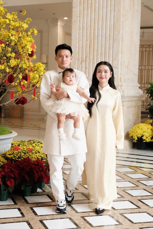"Nam thần" U23 Việt Nam Thanh Nhàn diện áo dài, khoe visual sáng bừng trong bộ ảnh Tết cùng vợ đẹp con xinh- Ảnh 4.