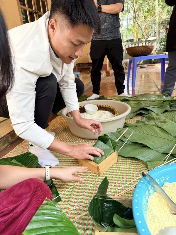 Mạc Hồng Quân - Kỳ Hân về quê gói bánh chưng rộn ràng, nhìn là thấy Tết: Nàng WAG mặt mộc vẫn chiếm 