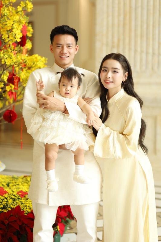 "Nam thần" U23 Việt Nam Thanh Nhàn diện áo dài, khoe visual sáng bừng trong bộ ảnh Tết cùng vợ đẹp con xinh- Ảnh 2.