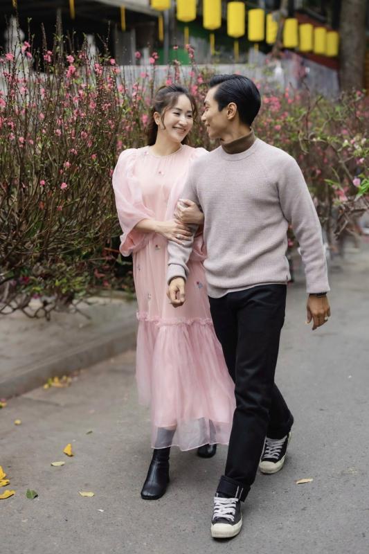 Khánh Thi khoe nhan sắc mẹ 3 con rạng rỡ trong bộ ảnh cực tình bên Phan Hiển đón Tết ở Hà Nội- Ảnh 1.