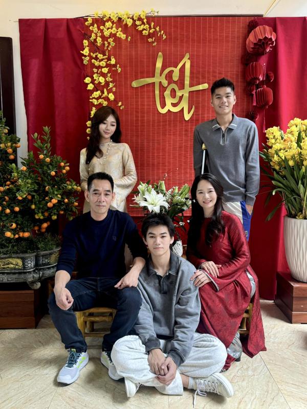 Thương Hiểu Minh chống nạng đón Tết, Đình Bắc và đồng đội U23 Việt Nam động viên đầy xúc động- Ảnh 1.