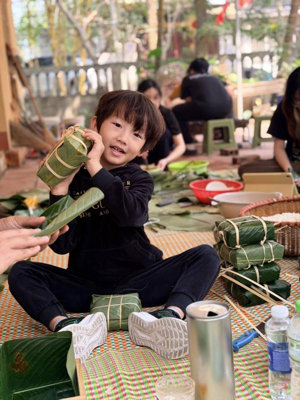 Mạc Hồng Quân - Kỳ Hân về quê gói bánh chưng rộn ràng, nhìn là thấy Tết: Nàng WAG mặt mộc vẫn chiếm 