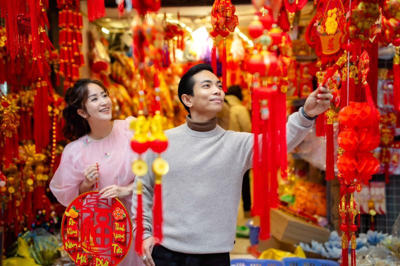 Khánh Thi khoe nhan sắc mẹ 3 con rạng rỡ trong bộ ảnh cực tình bên Phan Hiển đón Tết ở Hà Nội- Ảnh 8.