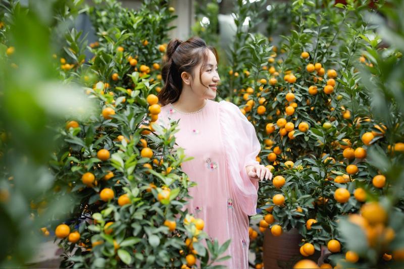 Khánh Thi khoe nhan sắc mẹ 3 con rạng rỡ trong bộ ảnh cực tình bên Phan Hiển đón Tết ở Hà Nội- Ảnh 12.