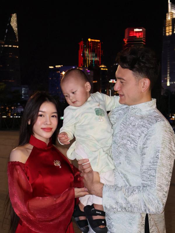 Gấp 3 visual Tết: Thủ môn Lâm Tây ôm con trai cưng, Yến Xuân vững phong độ nàng WAG quyến rũ nhất làng bóng đá- Ảnh 1.