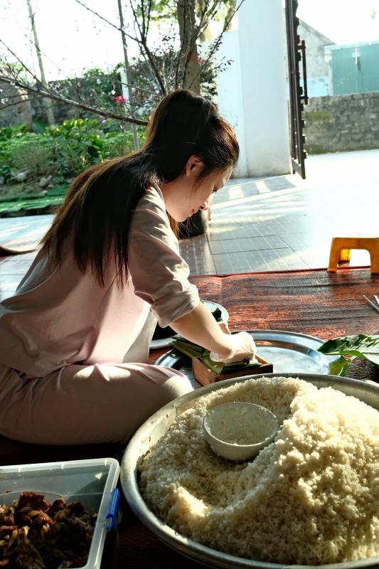 Võ Nhật Linh đảm đang gói bánh chưng, gửi trọn yêu thương cho Phan Văn Đức khi phải thi đấu xa nhà ngày Tết- Ảnh 3.