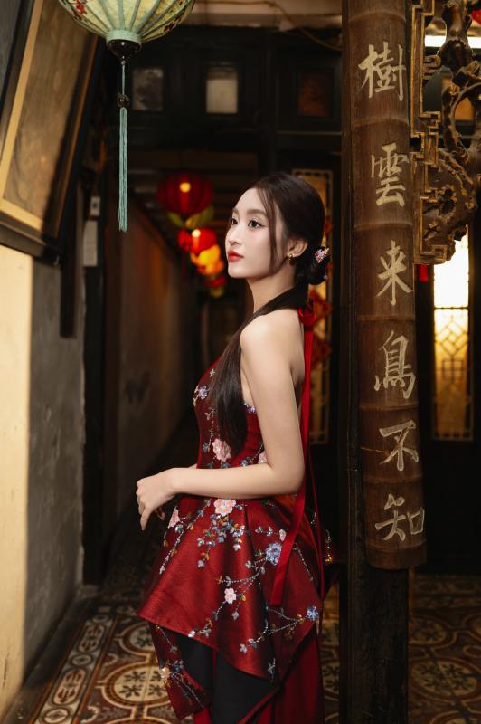 Đỗ Mỹ Linh khoe bộ ảnh Tết đẹp không lối thoát nhưng chồng chủ tịch CLB Hà Nội vội nhắc một điều- Ảnh 2.