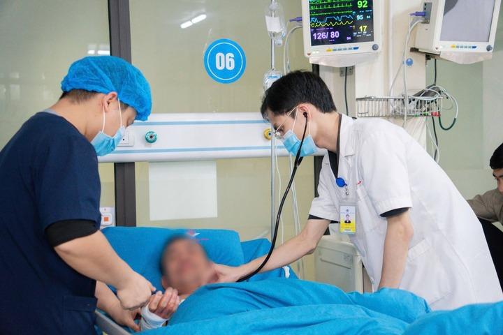 Cấp cứu 2 ca nhồi máu cơ tim có cùng triệu chứng đau ngực- Ảnh 1.