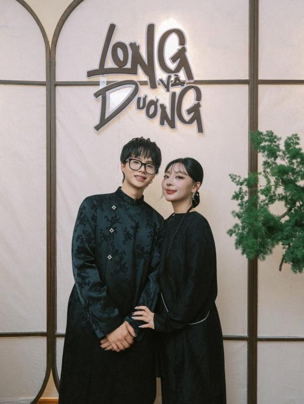 Rapper Vbiz tung trọn bộ ảnh đám hỏi độc lạ bên bạn gái quản lý- Ảnh 2.