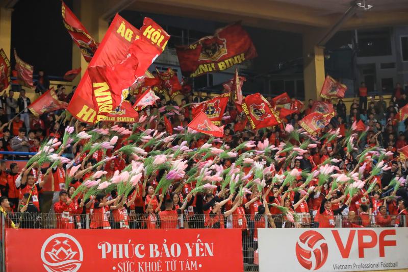 Vinh danh Đình Bắc: Vua phá lưới U23 châu Á chính thức nhận cúp tại Hàng Đẫy trước hàng nghìn khán giả- Ảnh 17.