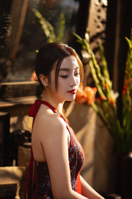 Đỗ Mỹ Linh khoe bộ ảnh Tết đẹp không lối thoát nhưng chồng chủ tịch CLB Hà Nội vội nhắc một điều- Ảnh 4.