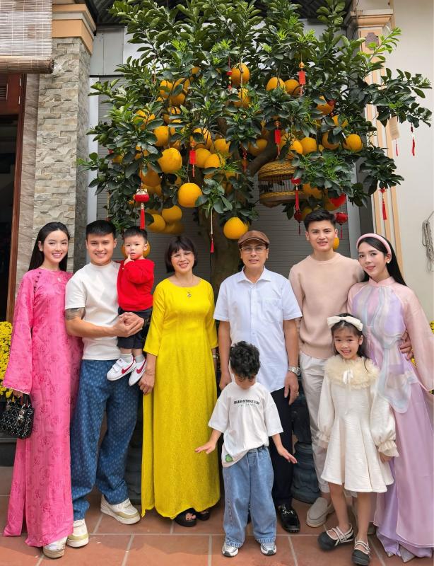 Bí ẩn mùng 2 Tết: Chu Thanh Huyền diện áo dài bên Quang Hải, netizen ngơ ngác Bí ẩn mùng 2 Tết: Chu Thanh Huyền diện áo dài bên Quang Hải, netizen ngơ ngác