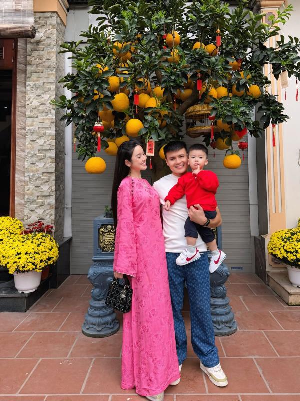Bí ẩn mùng 2 Tết: Chu Thanh Huyền diện áo dài bên Quang Hải, netizen ngơ ngác Bí ẩn mùng 2 Tết: Chu Thanh Huyền diện áo dài bên Quang Hải, netizen ngơ ngác