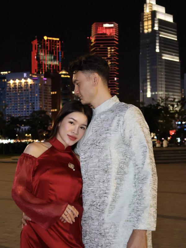 Gấp 3 visual Tết: Thủ môn Lâm Tây ôm con trai cưng, Yến Xuân vững phong độ nàng WAG quyến rũ nhất làng bóng đá- Ảnh 2.