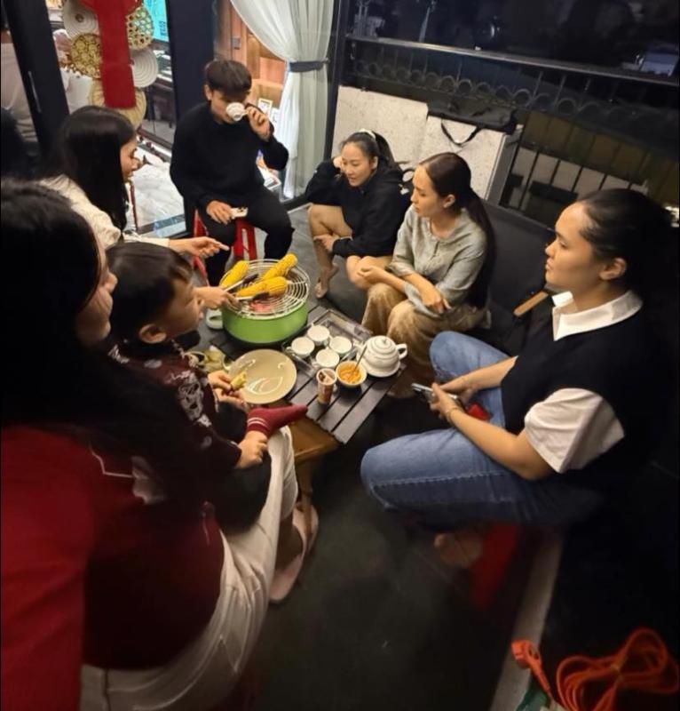 Vợ chồng Duy Mạnh đón dàn tuyển thủ thăm nhà mới 5 tầng mặt phố cổ, style của tiểu thư Quỳnh Anh gây chú ý- Ảnh 2.