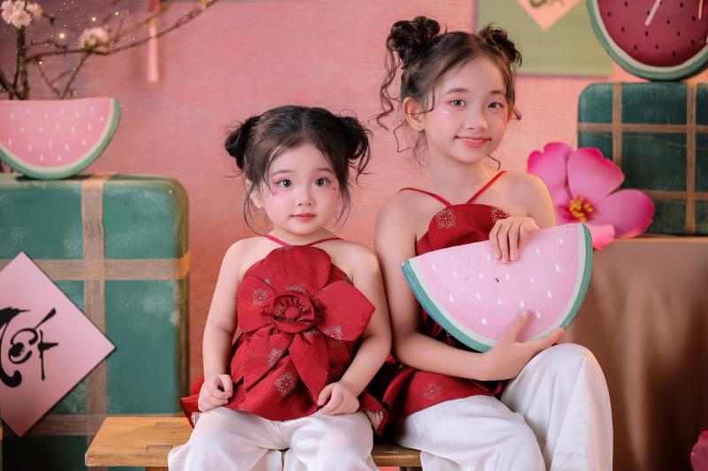Khung hình đẹp như tranh vẽ gây bão của 3 cực phẩm nhà Khánh Thi - Phan Hiển: Lisa, Anna xinh yêu như thiên thần- Ảnh 2.