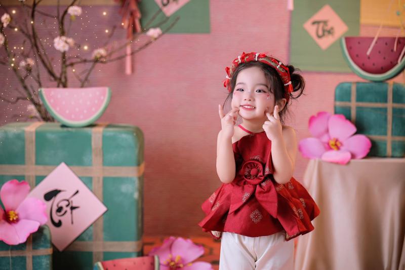 Lisa nhà Khánh Thi - Phan Hiển xinh yêu như thiên thần ngày Tết, trọn vẹn nét đẹp của mẹ, thần thái của cha- Ảnh 2.